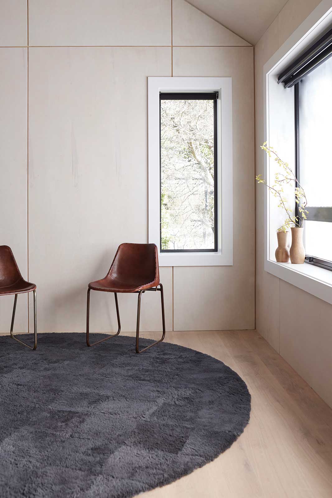 How to integrate a round rug into your home decor