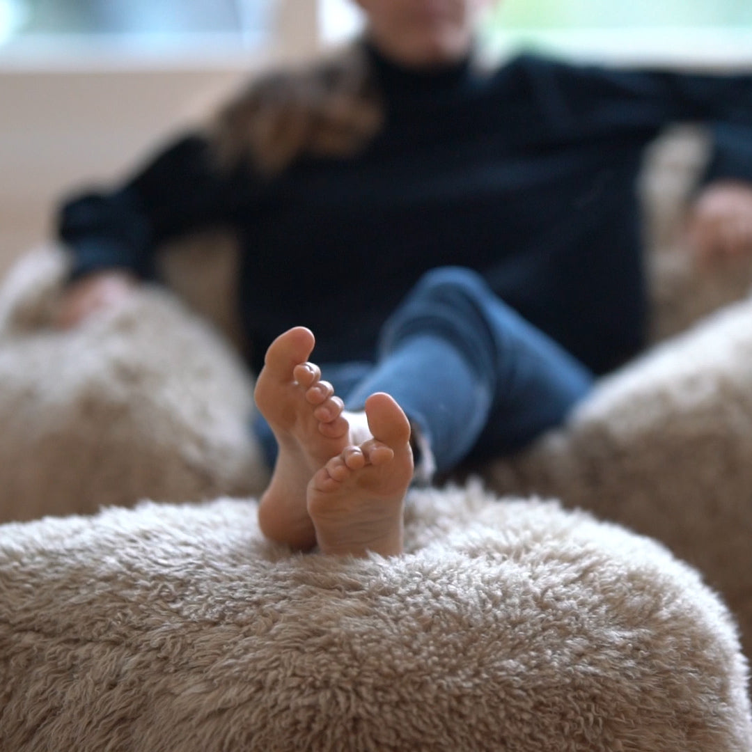 Small footstool or ottoman: how to choose one for home